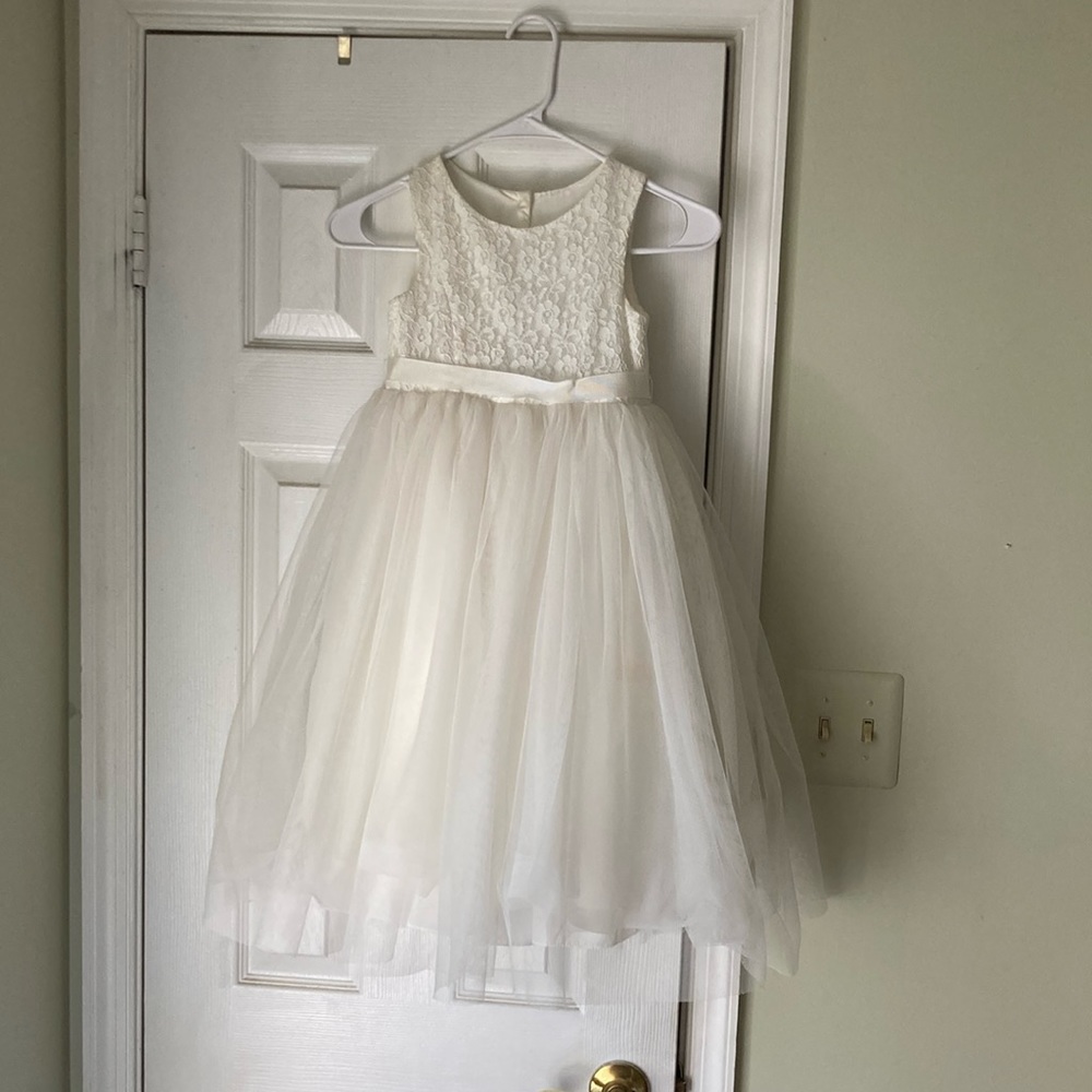 David’s bridal size 6 girls dress. Worn in a wedding by a flower girl.